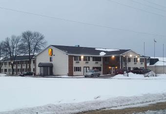 Super 8 by Wyndham Plover Stevens Point Area has rooms with a private hot tub