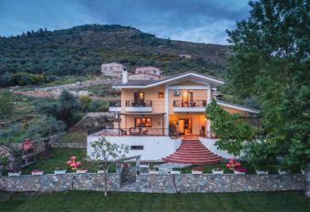Villa Loridis has Balcony rooms