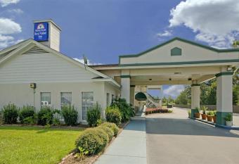 Motel 6 Marianna. Fl allows 18 year olds to book a room