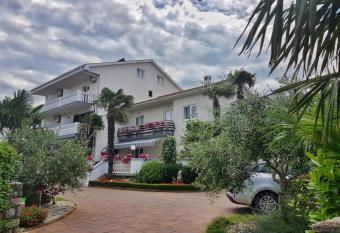 Guest House Katarina has Balcony rooms