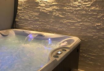 L attrape r  ve has rooms with a private hot tub