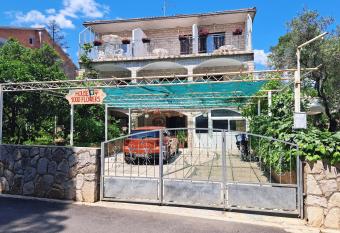 Apartments 1000 Flowers has Balcony rooms
