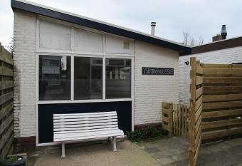 Strandhuussie Texel has Balcony rooms