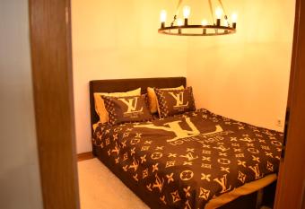 Naumovski Apartments has rooms with a private hot tub