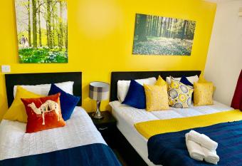 2 Bedrooms Modern Apartment, Lounge, Full Kitchen, Balcony, 5 minutes Stratford Station has Balcony rooms