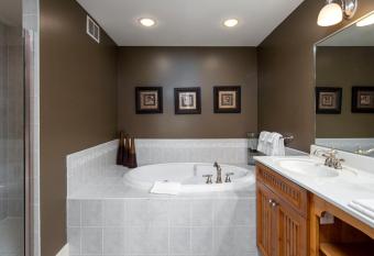 Larsmont Cottages has Balcony rooms