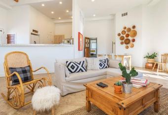 THE FARMHOUSE RETREAT: 5 acres, hot tub, sleeps 10, AC has Balcony rooms