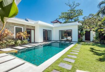 Villa LA has rooms with a private hot tub