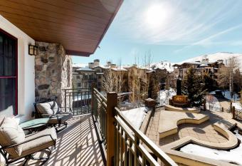 Elkhorn Springs Getaway has Balcony rooms