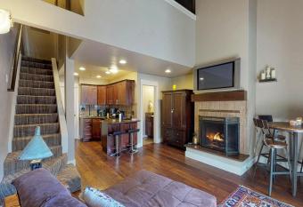 Elkhorn Angani 81 has Balcony rooms