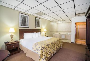 Baymont Inn & Suites Johnson City has rooms with a private hot tub