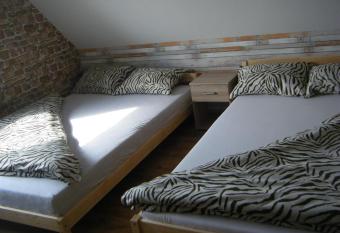 Garaseta has rooms with a private hot tub