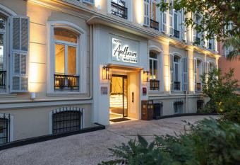 H  tel Apollinaire Nice allows 18 year olds to book a room