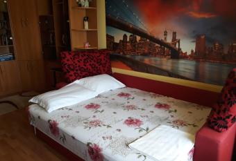 GARSON AUROTI allows 18 year olds to book a room