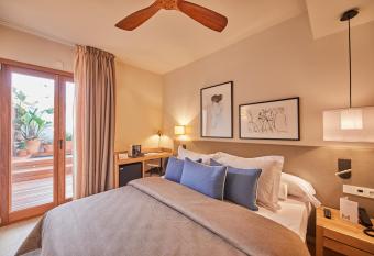 Mon Boutique Hotel has rooms with a private hot tub