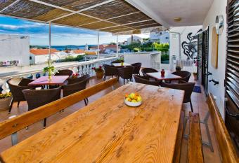 Luka s Lodge Guesthouse & Hostel allows 18 year olds to book a room