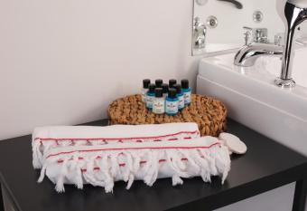 Etiz Hotels Bosphorus has rooms with a private hot tub