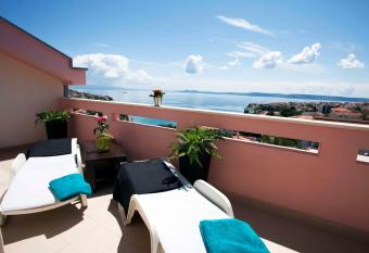 Penthouse Christina with Pool allows 18 year olds to book a room