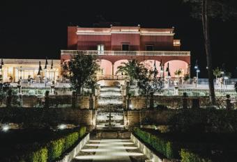 ViverE  Resort has rooms with a private hot tub