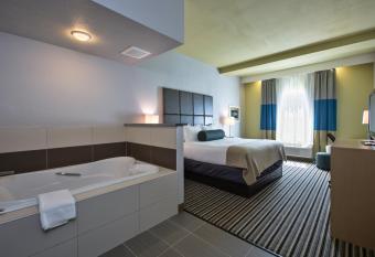 Holiday Inn Express & Suites Carlisle - Harrisburg Area By IHG has rooms with a private hot tub