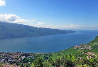 Ferienhaus mit Seeblick und Garten, Pool in ruhiger Lage von Tignale am Gardasee allows 18 year olds to book a room