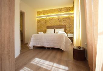 Liston Inn Suites(Plaza) - Heart of Corfu Old Town allows 18 year olds to book a room