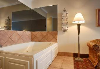 Best Western Club House Inn & Suites has rooms with a private hot tub