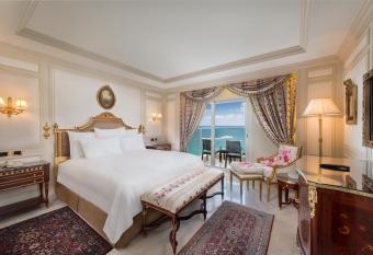 Hilton Alexandria Corniche Hotel allows 18 year olds to book a room