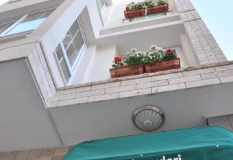 Deka Evleri allows 18 year olds to book a room