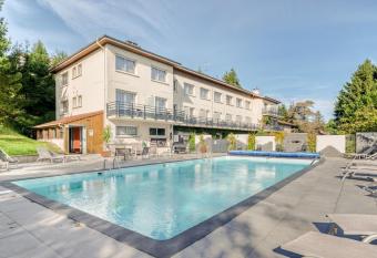 Logis Hotel Maison Carr  e Restaurant O Carr   dArt has Balcony rooms