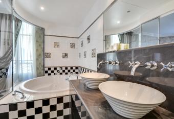 Villa Lut  ce Port Royal has rooms with a private hot tub