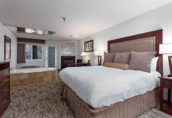 Shilo Inn Suites Hotel - Bend has rooms with a private hot tub
