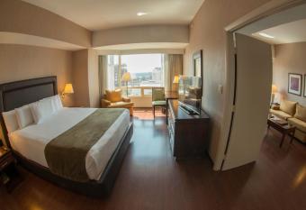 Hotel Clarion Suites Guatemala allows 18 year olds to book a room