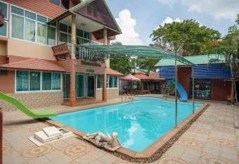 OYO 402 Raknatee Resort allows 18 year olds to book a room