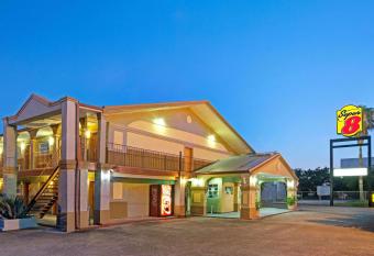 Super 8 by Wyndham La Marque TX/Texas City Area has Smoking rooms