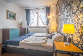 AC Great Apartment - 2 King size beds allows 18 year olds to book a room