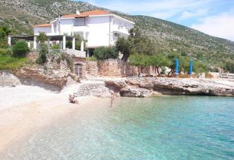 House Zaca has Balcony rooms