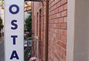 Hostal Amantes De Teruel allows 18 year olds to book a room