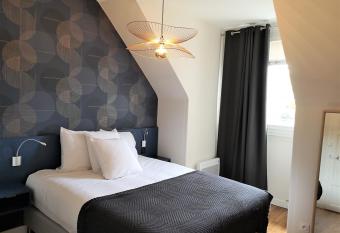 T2 PREMIUM    un pas de la gare allows 18 year olds to book a room