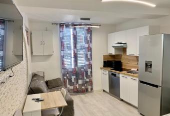 Magnifique Studio au c  ur historique de Fr  jus allows 18 year olds to book a room