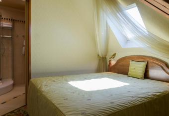 LOGIS - Belle H  tel, Lille-Ouest has rooms with a private hot tub