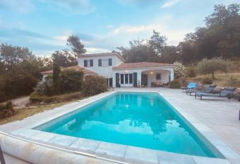 la lavande bleue allows 18 year olds to book a room