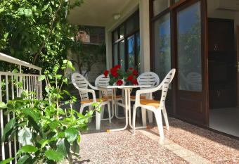 Hilda Vela has Balcony rooms