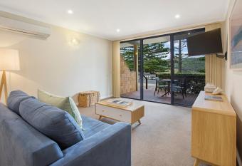 Sea Foam Villas allows 18 year olds to book a room