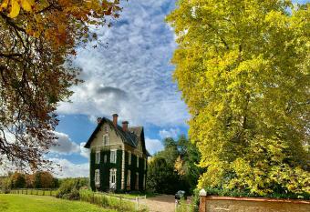 Manoir de la Blondellerie has rooms with a private hot tub