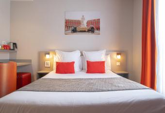 H  tel de la Fontaine has Balcony rooms