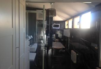 Maravilloso   tico D  plex frente a Dominicos, opci  n garaje en el mismo edificio has rooms with a private hot tub