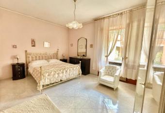 La Casa Di Lina has Balcony rooms