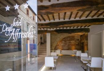 Hotel Degli Affreschi has rooms with a private hot tub