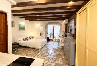 Guesthouse F has Balcony rooms